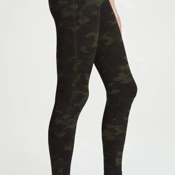 Spanx Look At Me Now Size XS Green Camo Leggings Compression Athleisure - Picture 3 of 5